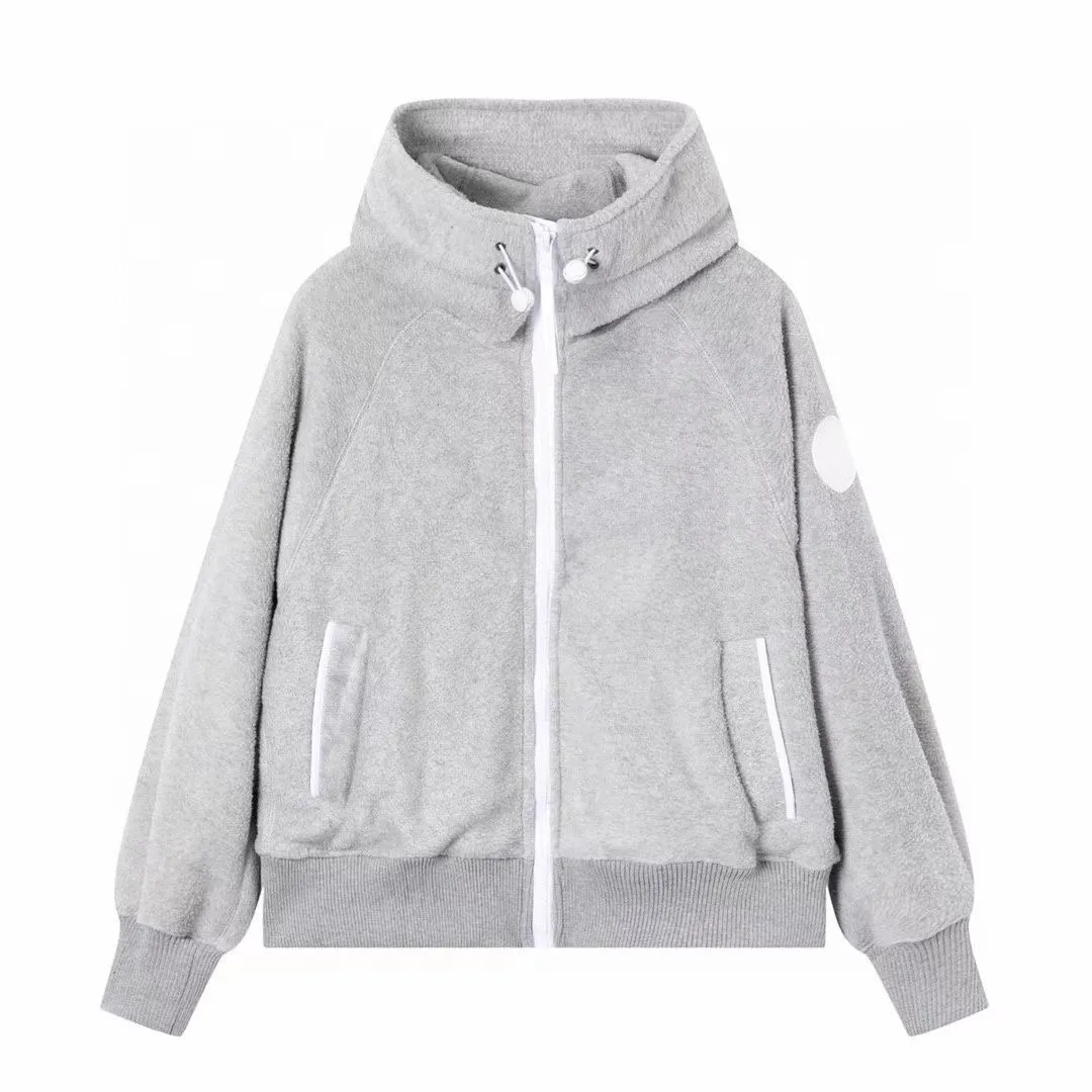 P600 Big Goose Wool Fleece Sweatshirt 7102w1 [Light Gray] Canada Goose Canada Goose Chilliwack01 hooded wool fleece long-sleeved bomber jacket #Canada Goose/Canada Goose Chilliwack Wool Fleece Bomber Jacket Big Goose Canada goose Chilliwack Fleece Bomber HUMANATURE, Canada Goose limited white label wool fleece jacket. This aviator👩‍✈️fleece jacket🉑️ is really pretty. It seems that light gray is not a color that is sold in every country. I like the 🐹 white label, it is really high-end ✌️ soft and comfortable, not heavy. Buyers who like it quickly plant their seeds😈This one is out of stock, and it took less than 4 months to customize the original version. Perfect reproduction. Color: Quarry Gray Light Gray Based on repurchase experience, it is recommended to go up one size Size: S M L XL